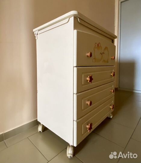 Детская кроватка и комод