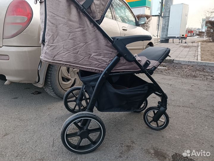 Продам прогулочную коляску новую