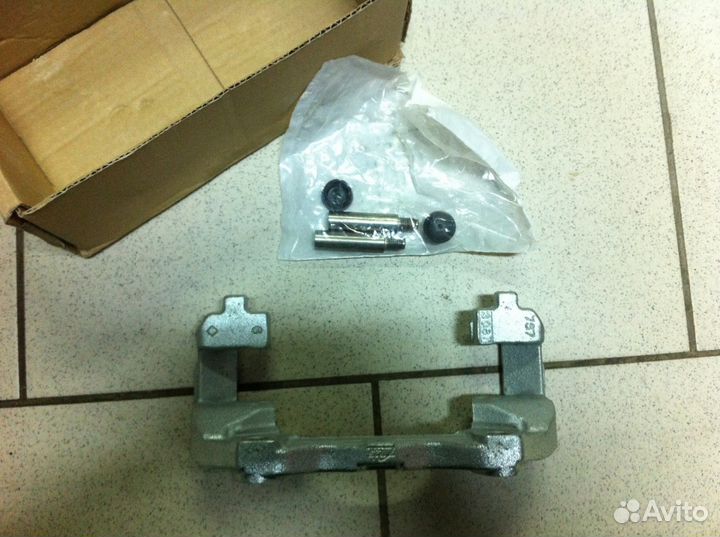 Скоба тормозного суппорта Opel Astra, Zafira,Meriv