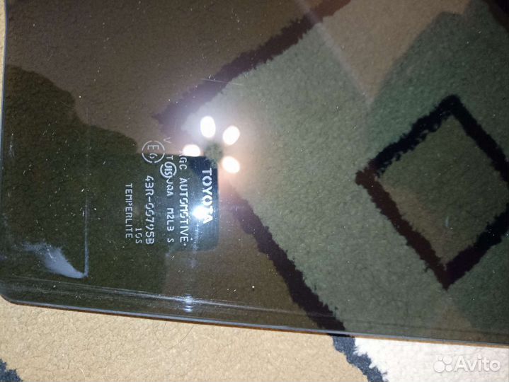 Стекло двери левое заднее Toyota Ractis (оригинал)