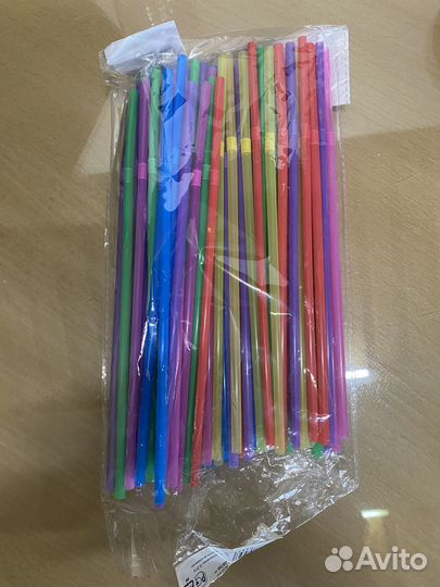 Разноцветные пластиковые трубочки
