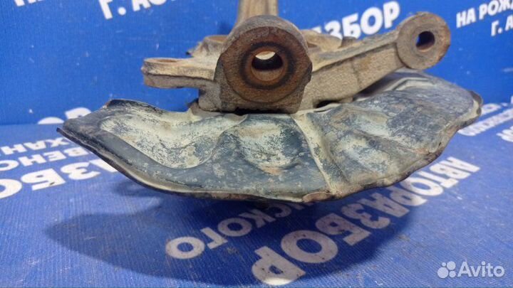 Передний правый поворотный кулак Toyota Avensis