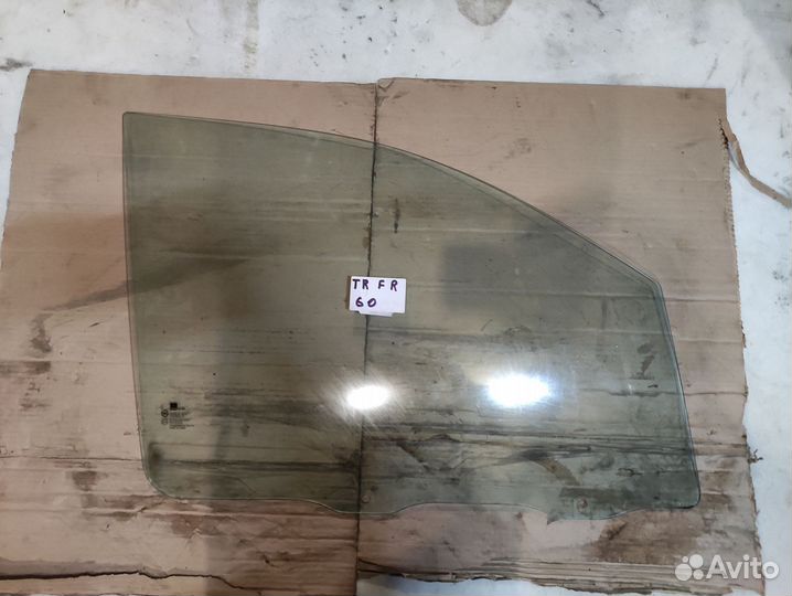 Переднее правое стекло Hyundai Trajet