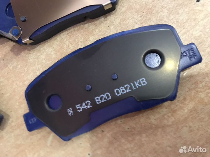 Тормозные колодки передние на genesis