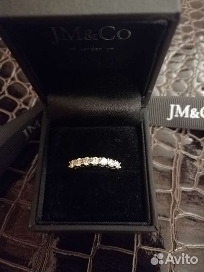 Кольцо с муассанитами