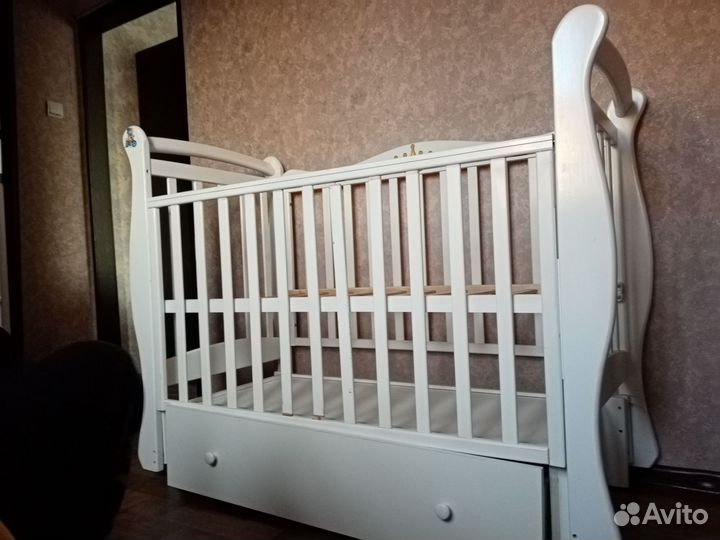 Детская кроватка с маятником