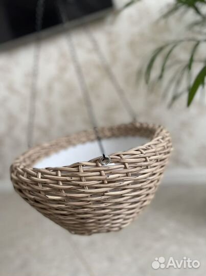 Кашпо из искусственного ротанга
