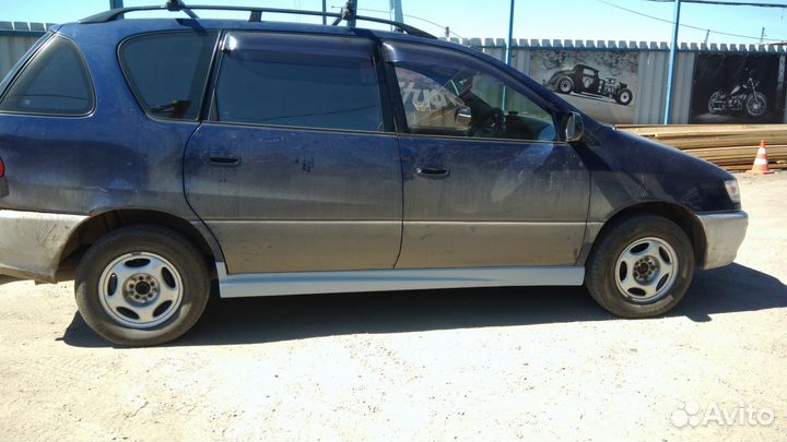 Накладки на пороги Toyota Ipsum Hippo