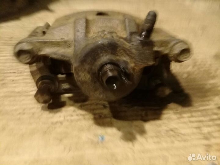 Суппорт правый Nissan AD Y10 1997г