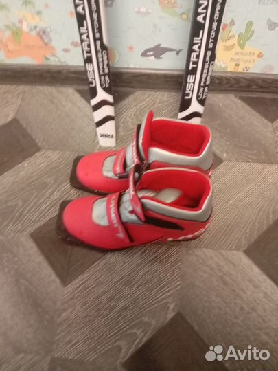 Лыжные ботинки и лыжи