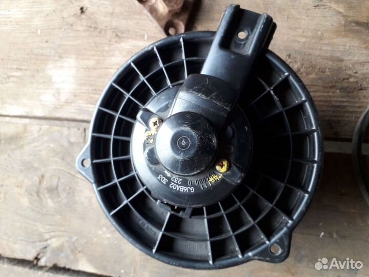 Моторчик печки Мазда демио