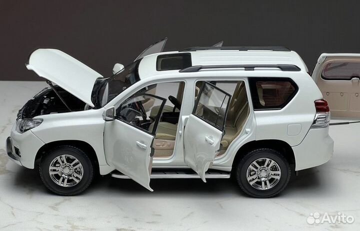 Toyota Land Cruiser Prado дилерская модель 1:18