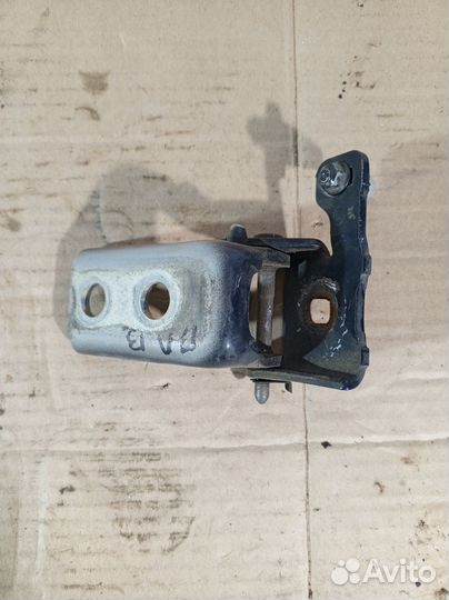 Петля двери Peugeot 308