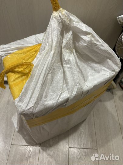 Мешок с вещами в коробке