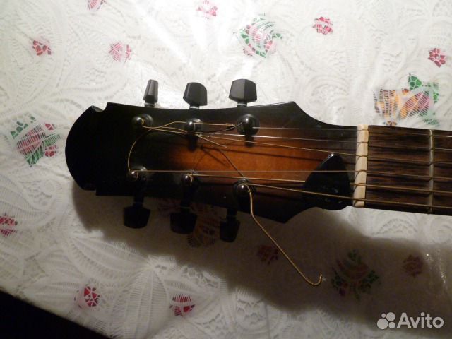 Мастеровую 6 струнную гитару б/у продаю в Москве