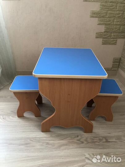 Детский игровой столик с двумя табуретками