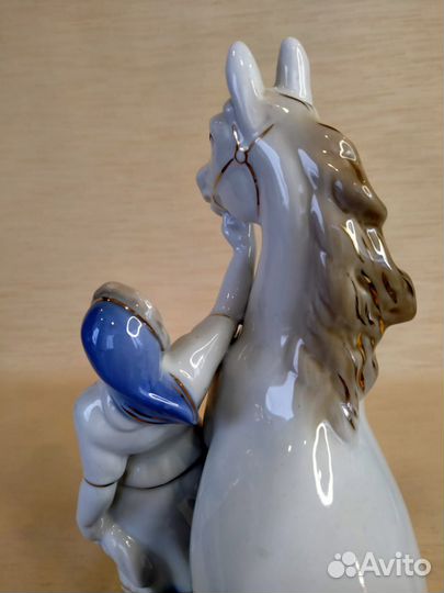 Статуэтка Колхозница с конём/с лошадью Гжель