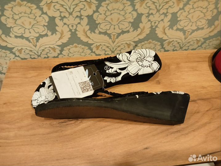 Шлепанцы женские новые