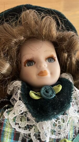 Кукла фарфоровая