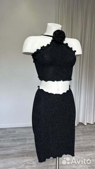 Топ блестящий с цветком и голой спиной