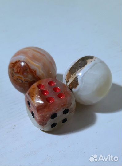 Оникс шары из камня и кубик игральный