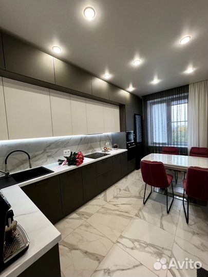 Кухня на заказ под потолок в Новосибирске