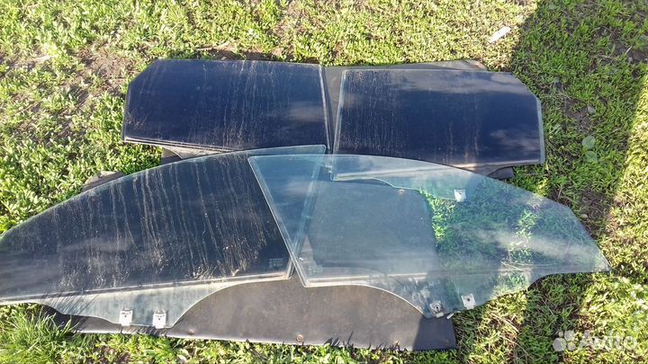 Стекла боковые правая сторона на Фольсваген Поло