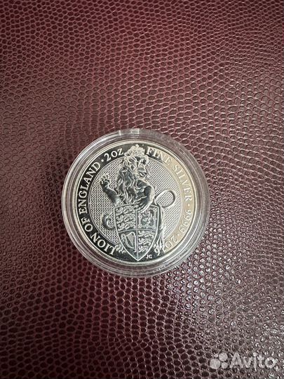 Серебряные монеты звери Королевы