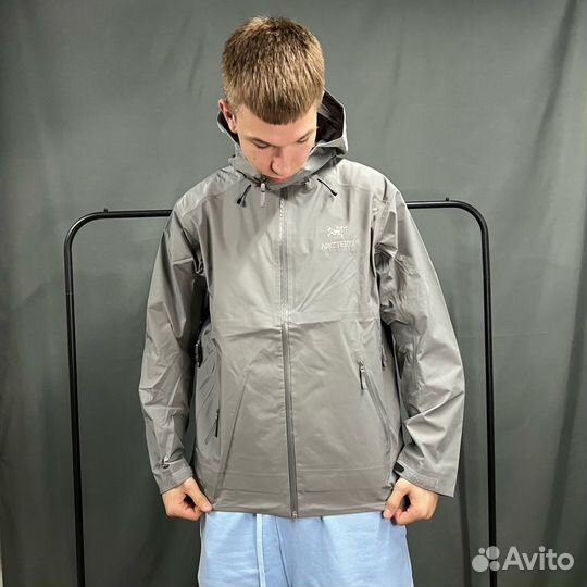 Серая ветровка Arcteryx Beta LT