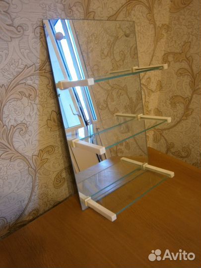 Зеркало для ванной с тремя полочками