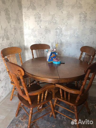 Обеденный стол и стулья из дерева