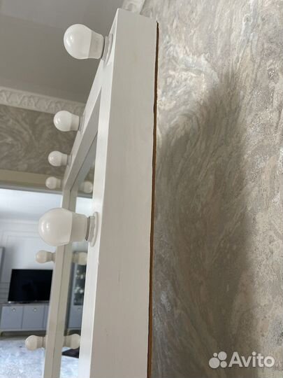 Гримерное зеркало с лампочками