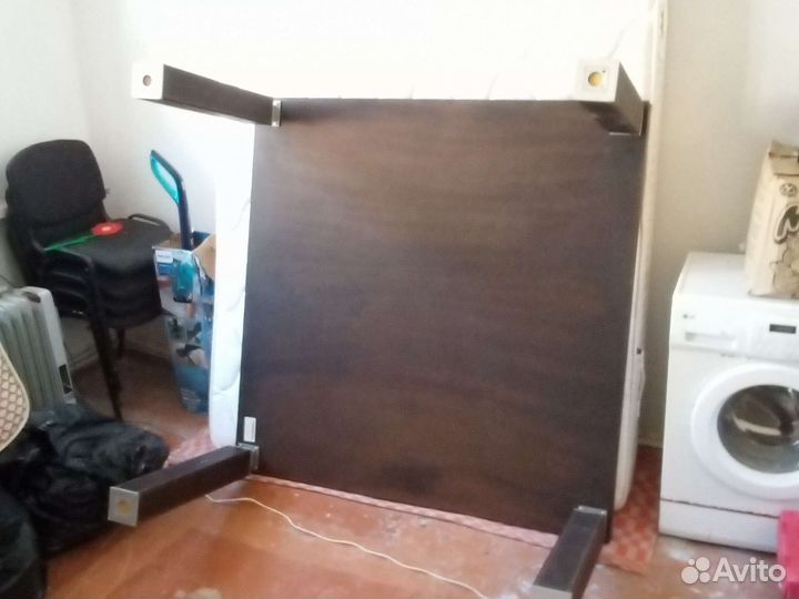 Стол 140х140. Кожа и дерево