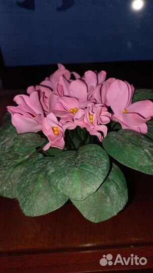 Искусственные цветы в горшках