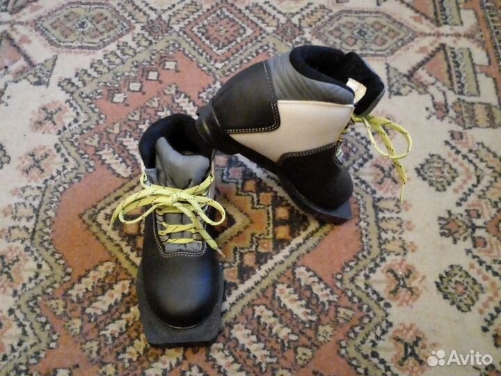 Лыжные ботинки и лыжи с палками классические