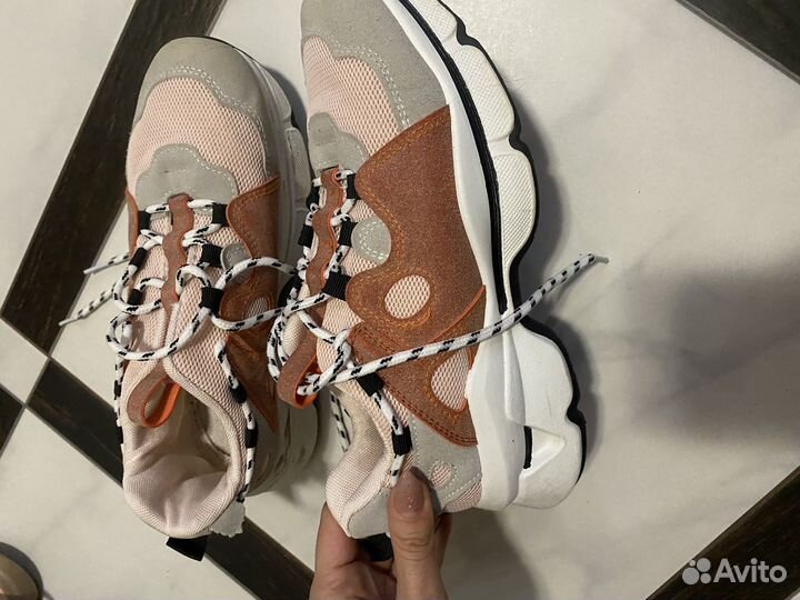 Кроссовки женские