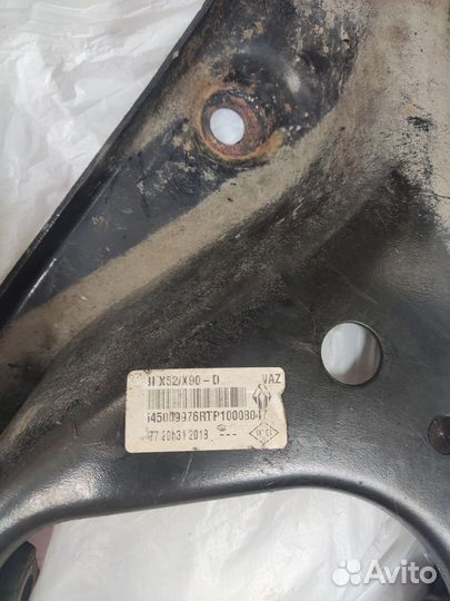 Рычаг передней подвески на Лада Хрэй