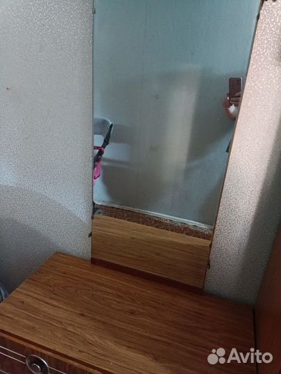 Трюмо с зеркалом