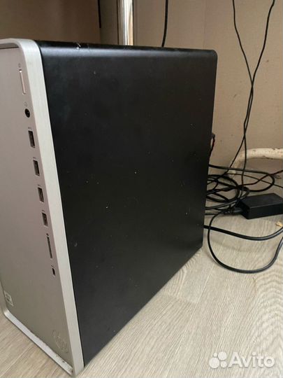 Игровой компьютер с монитором и клавиатурой