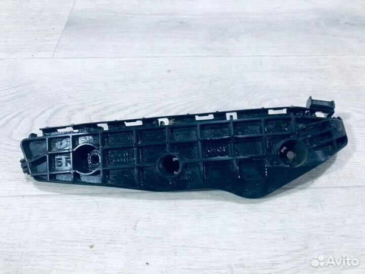 Кронштейн бампера передний правый Toyota Land