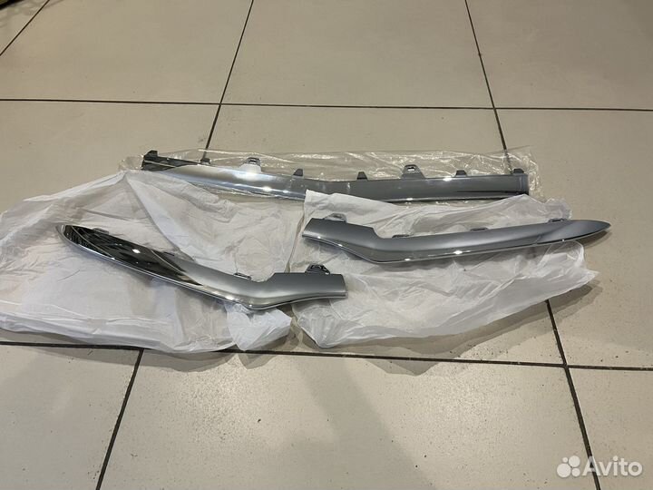 Хром накладка переднего бампера Mercedes W212 AMG