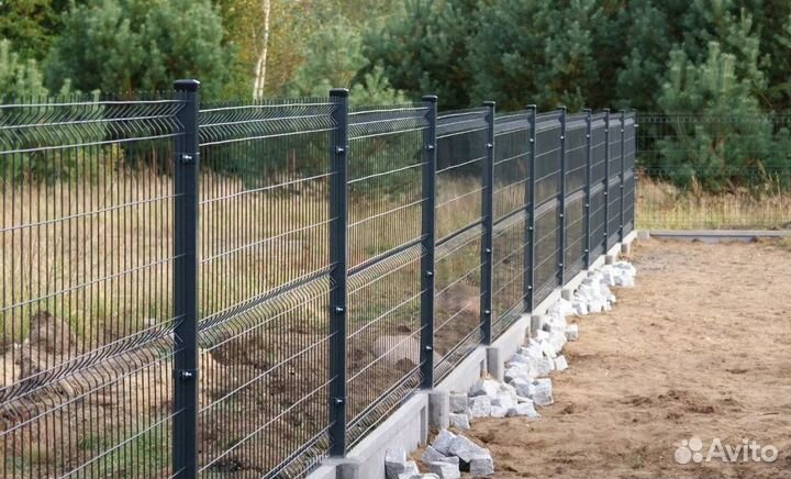 Забор из 3D сетки с металлическими столбами качест