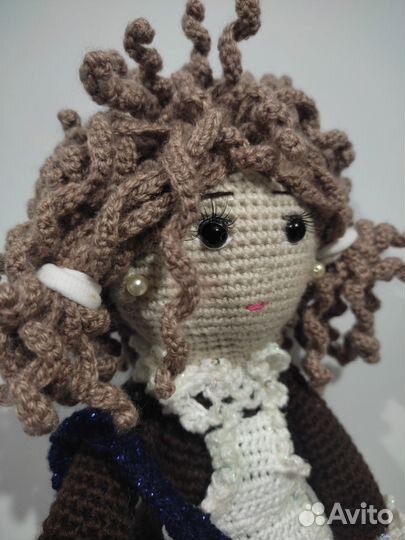 Кукла школьница первоклассница вязаная