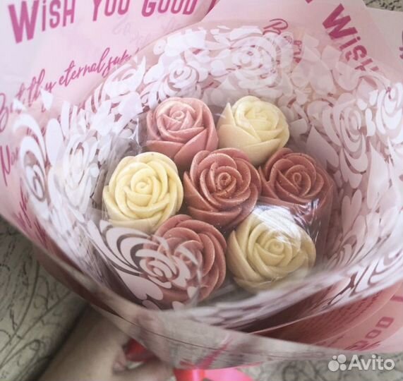 Розы в шоколаде в букете