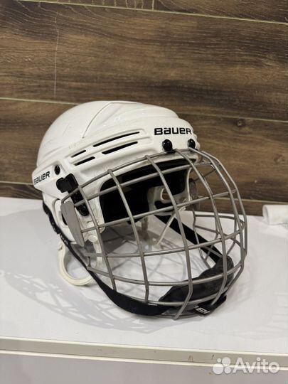 Хоккейный шлем