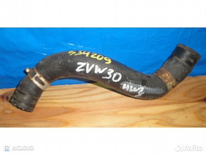 Патрубок радиатора на toyota prius ZVW30 2ZR-FXE