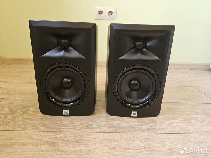 Студийные мониторы JBL LSR 305