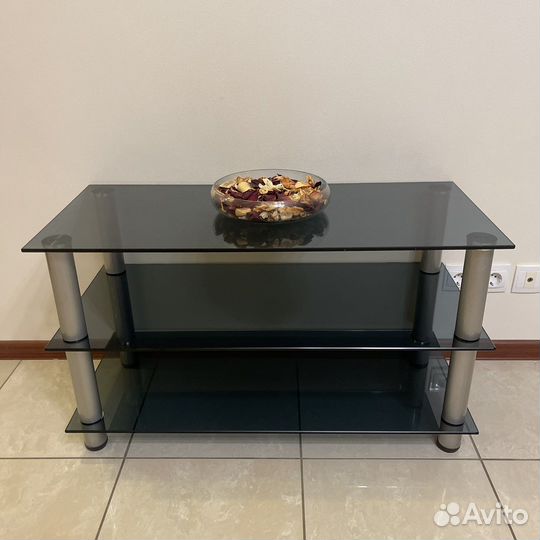 Стеклянный журнальный столик