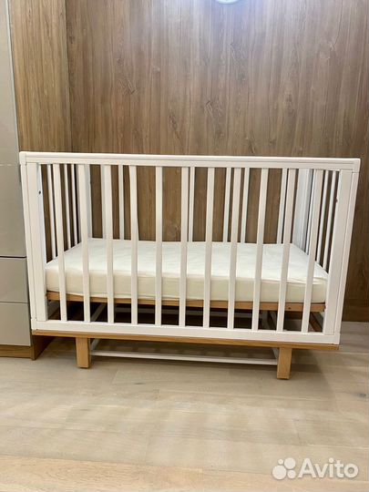 Детская кровать с маятником