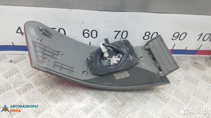 Фонарь задний правый Toyota Avensis